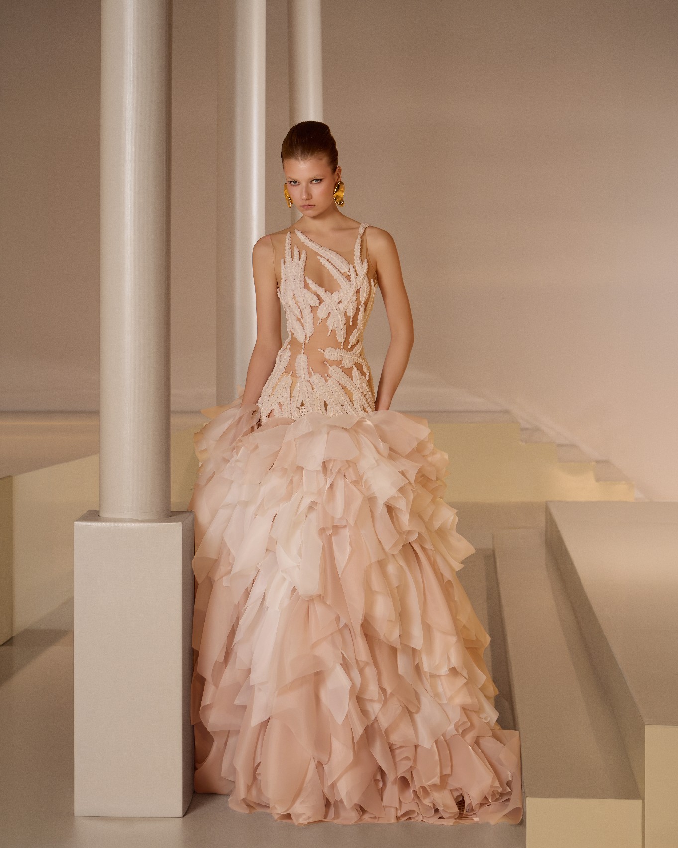 René 2026春コレクション　アイボリー フリルジレ Nicolas Jebran — Spring/Summer 2026